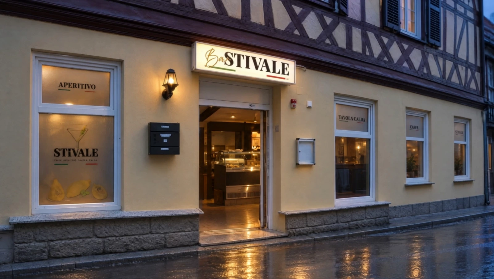Der Eingang der Bar Stivale am fruehen Morgen: das beleuchtete Schild ueber der offenen Tuer, warmes Licht faellt auf den Gehweg.